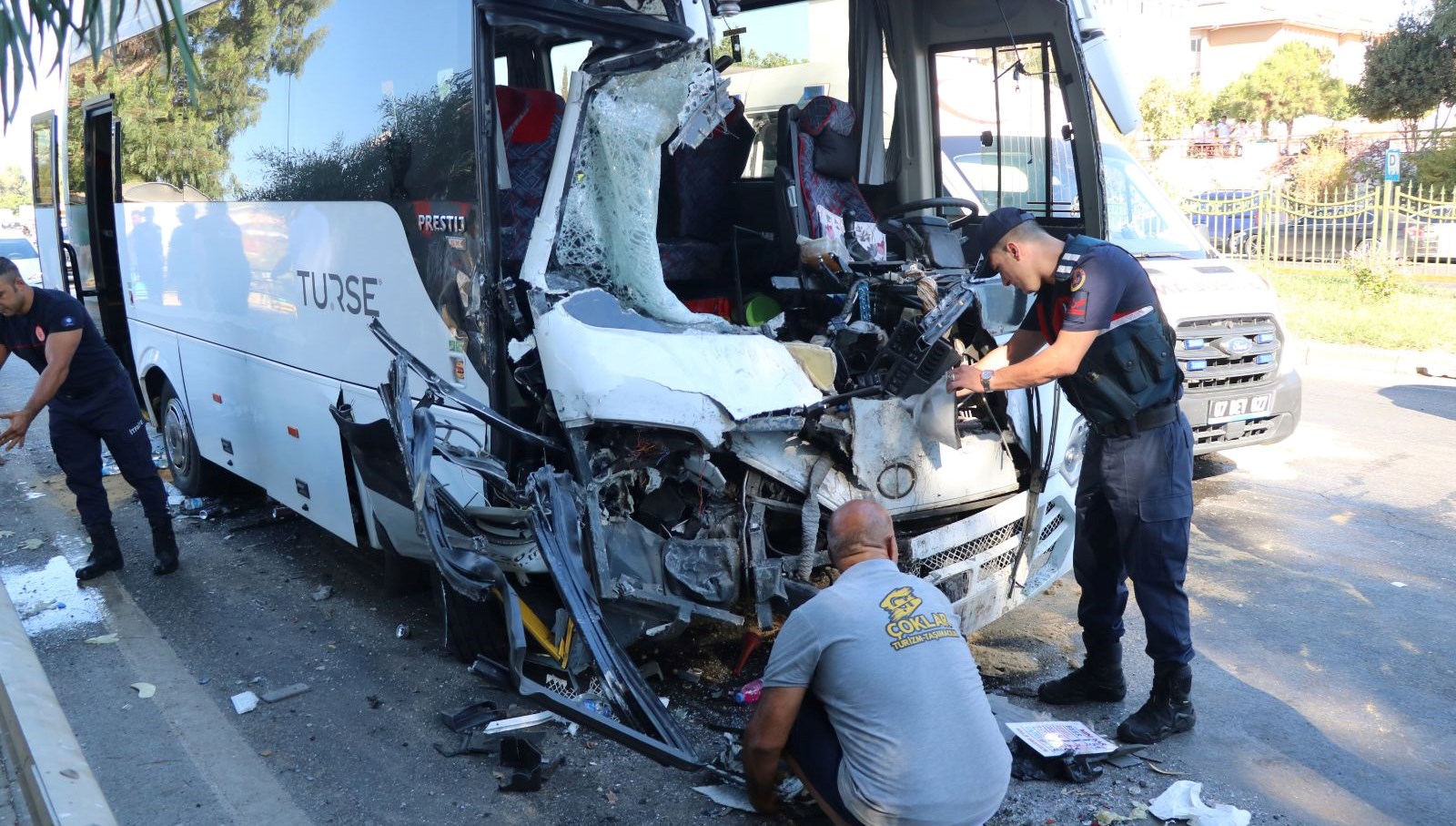 tur otobusuyle yolcu otobusu carpisti 15 yarali 3yYmNIz8