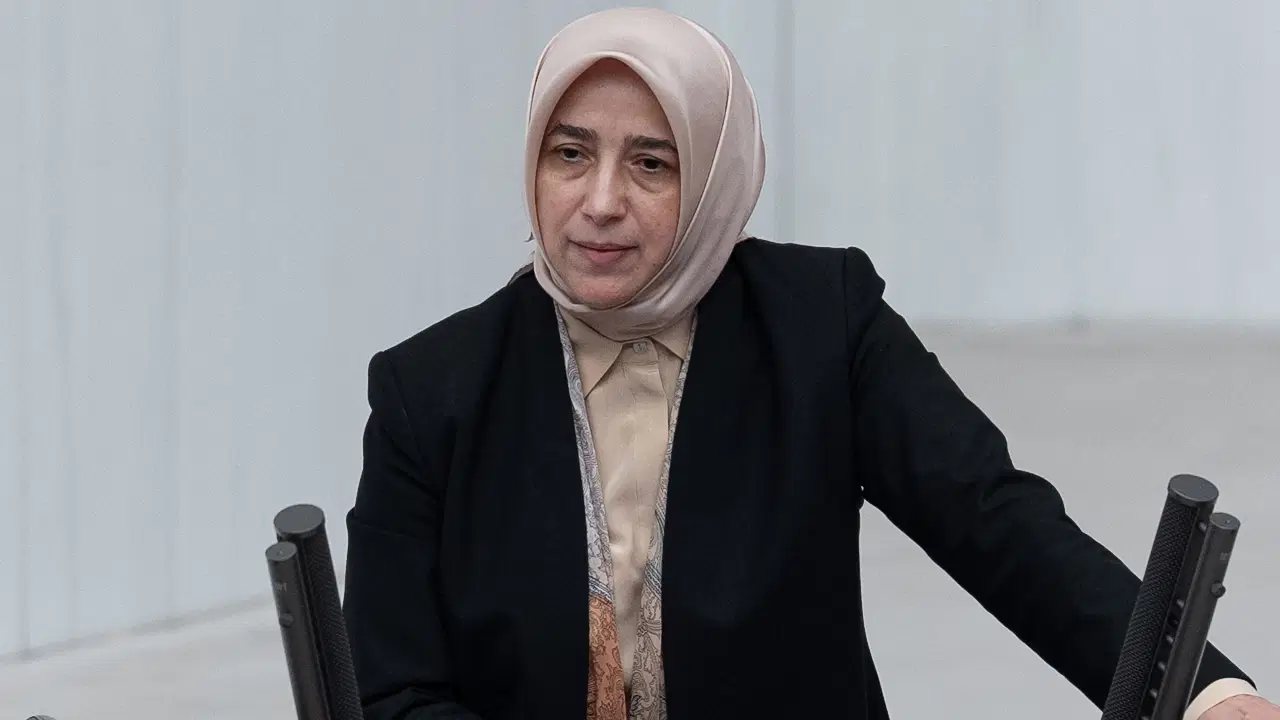 akpli ozlem zenginden mecliste ilginc talep holokost filmleri yasaklansin wBwxpxpW