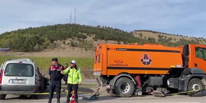 amasyada kamyonla carpisan hafif ticari aractaki 4 kisi oldu DzQiOGZA.jpg