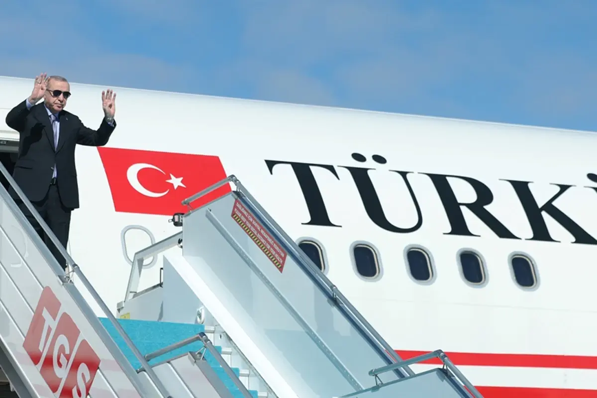 erdogan misirda ucak once pisti pas gecti sonra havalimanina inis yapti HFfE1lEx.jpg