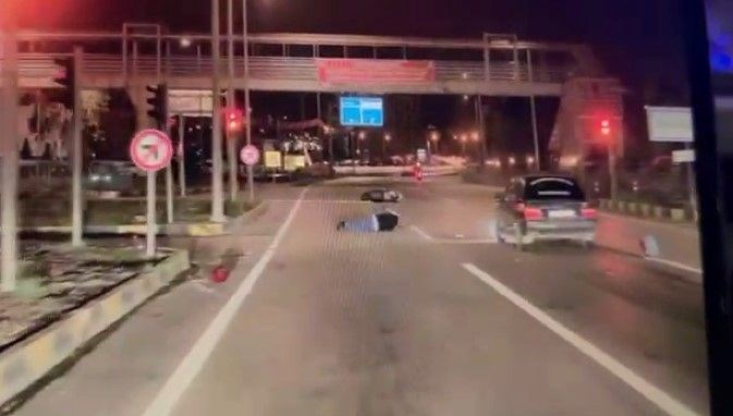 otomobil kirmizi isikta duran motosiklete carpti TEmCY7WQ