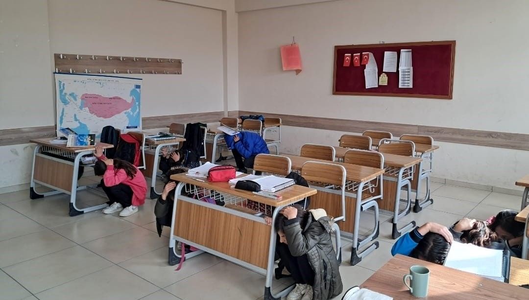 vanda tum okullarda es zamanli tatbikat 4sCILyie.jpg