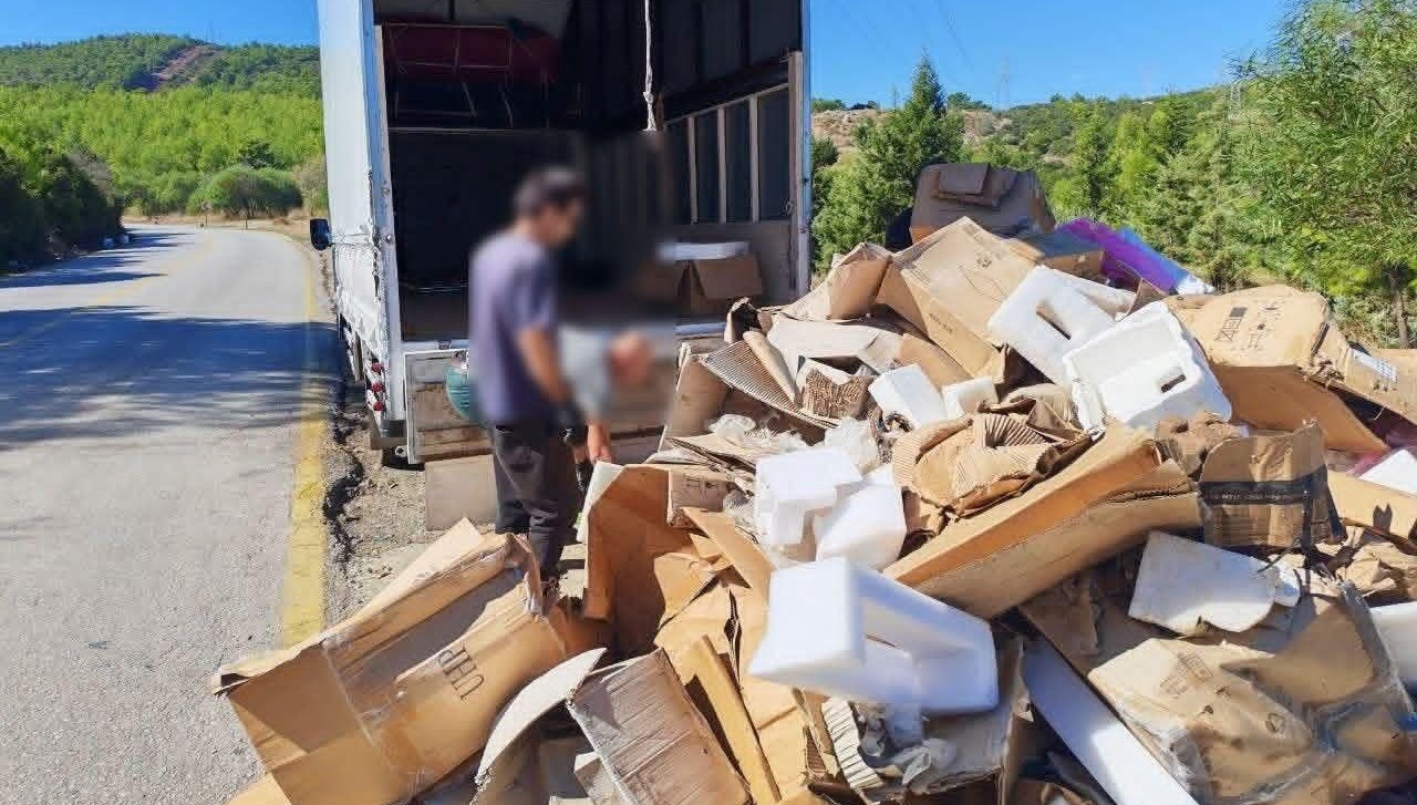 yol kenarina atik doken kisilere para cezasi kesildi fabkWpDM