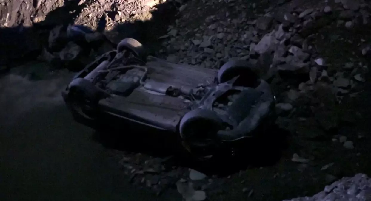 hakkaride kontrolden cikan otomobil dereye uctu 2 yarali xauBLUHc.jpg