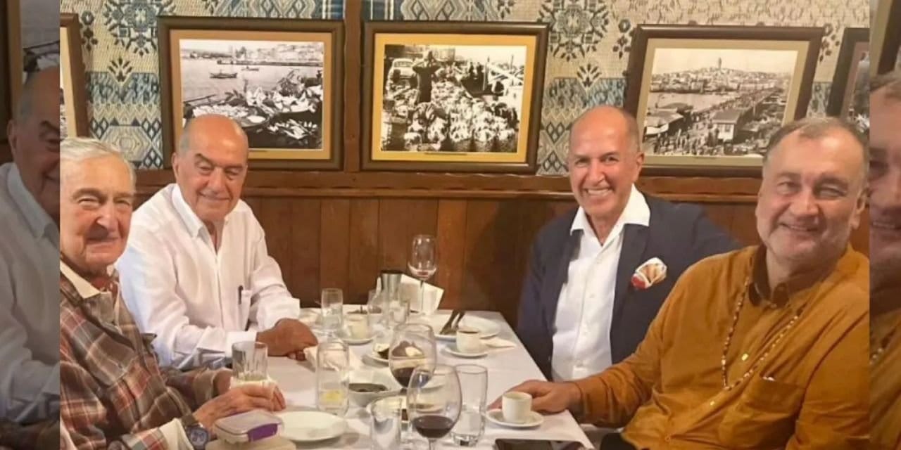 surpriz bulusma rahmi koc ve murat ulker ayni masada 6CMikdYJ.jpg