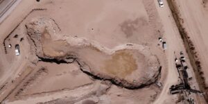 ayda-3-metre-ilerliyor-onune-gecilemiyor-demiryolunu-sildi-karayolunu-kapatti-Q8HTy18c