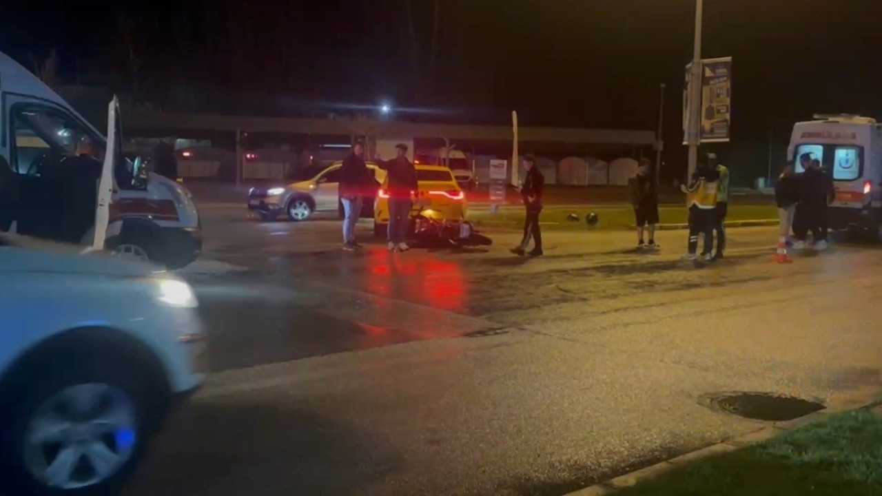 Motosiklet ve Taksi Çarpıştı: İki Kişi Yaralandı