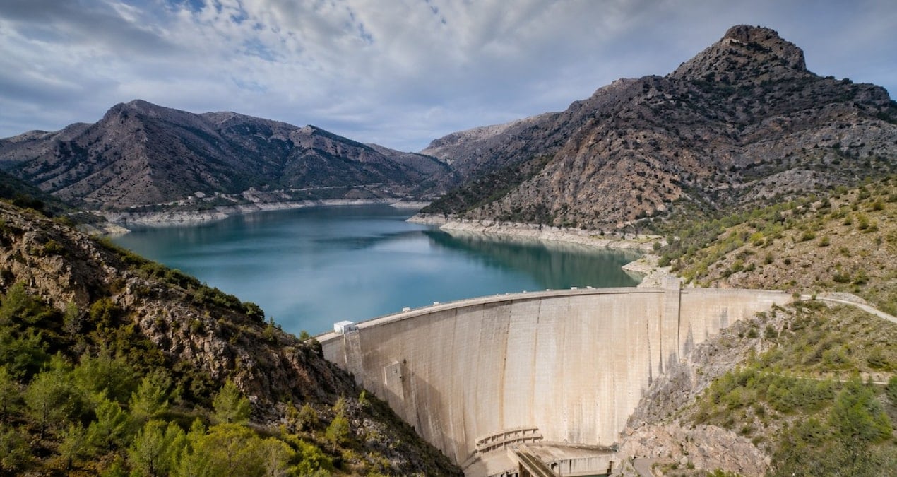 30-milyar-litre-su-yillardir-bosa-bekliyor-57-milyon-dolarlik-dev-baraj-bir-turlu-MQJGkTq7