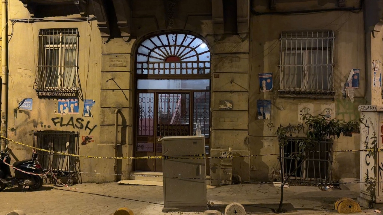 Beyoğlu’nda bina kısmi çöktü: 15 ev tahliye edildi