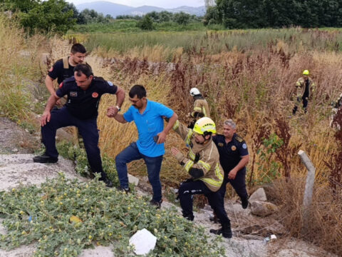 Bursada feci kaza lastigi patlayan kamyonet tarlaya uctu pfgmJm7k
